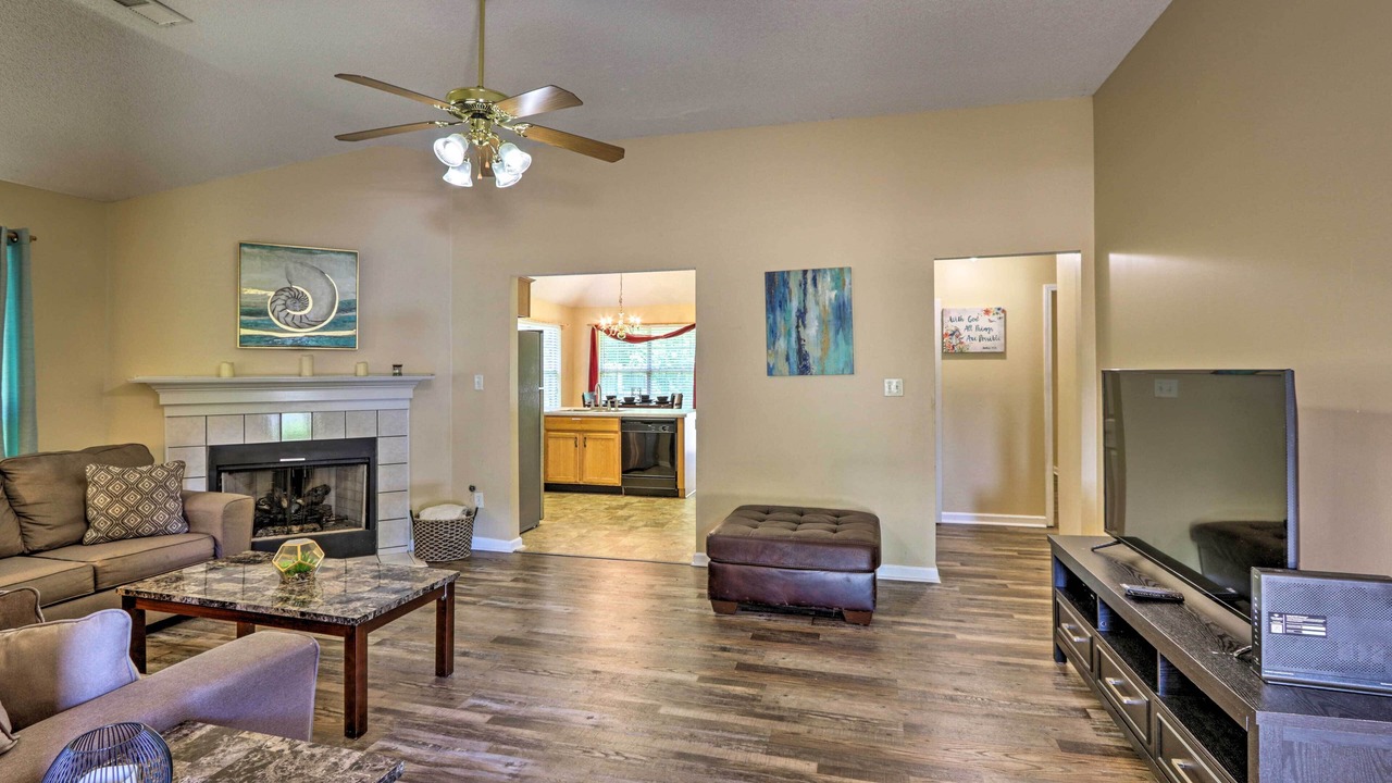 Photo of Livingroom in Lakes of Forest Hill
