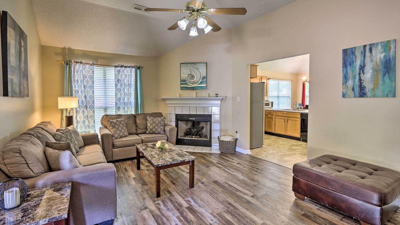 Photo of Livingroom in Lakes of Forest Hill