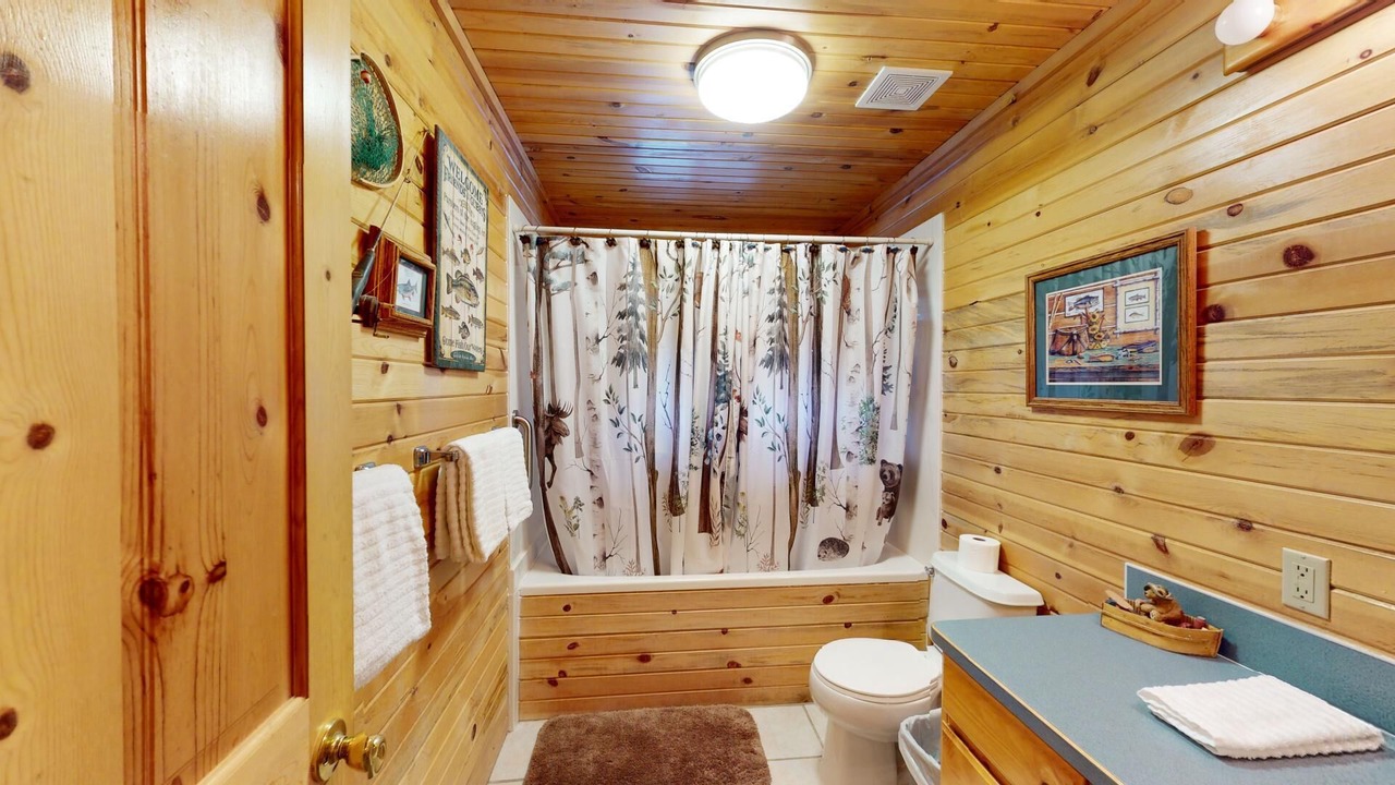 Photo of Bathroom in Island Park