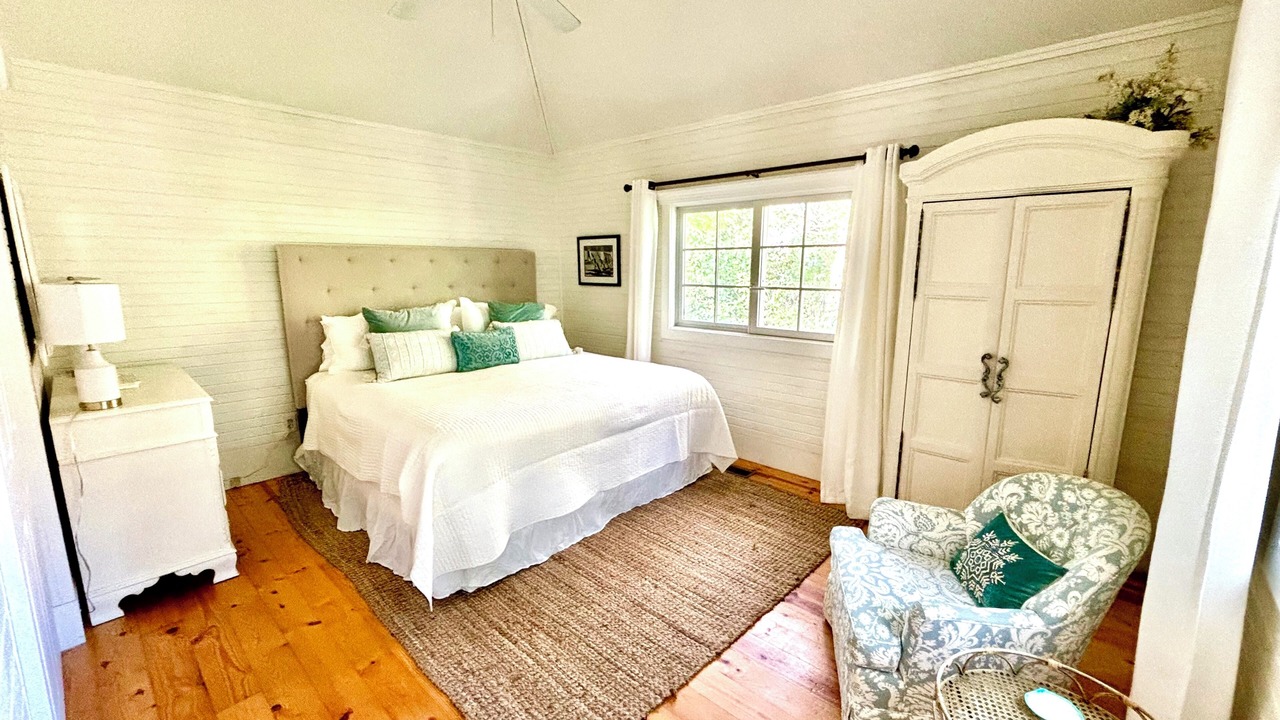 Photo of Bedroom in Lakeside