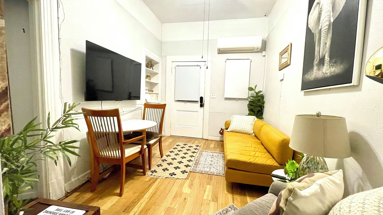Photo of Livingroom in Wilshire