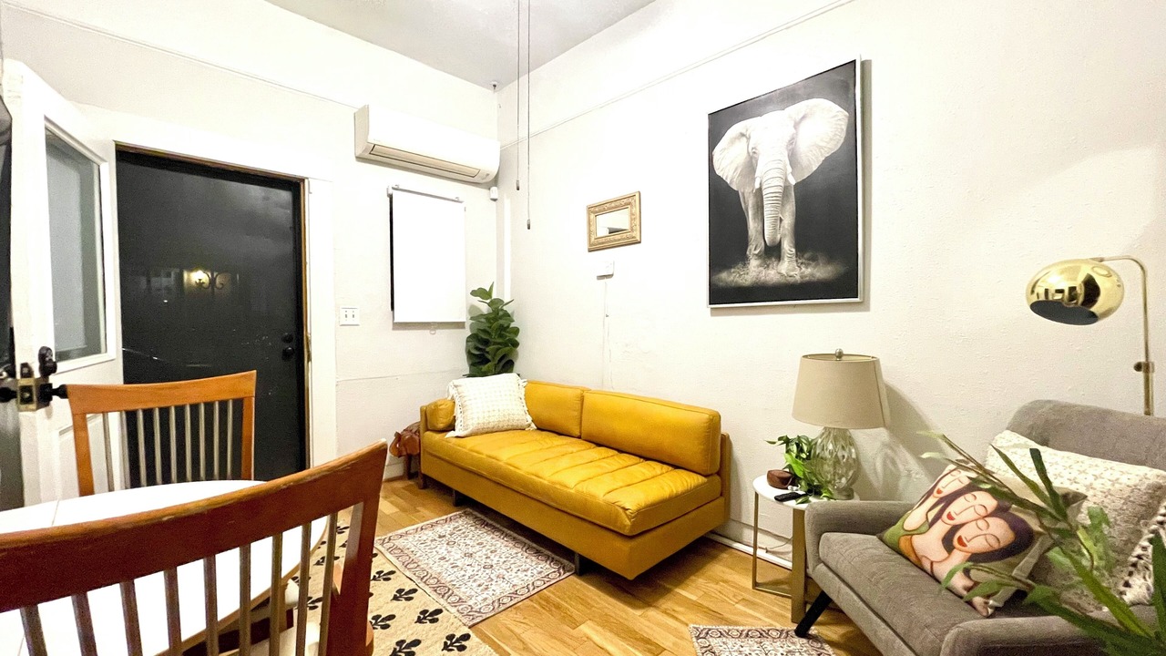Photo of Livingroom in Wilshire