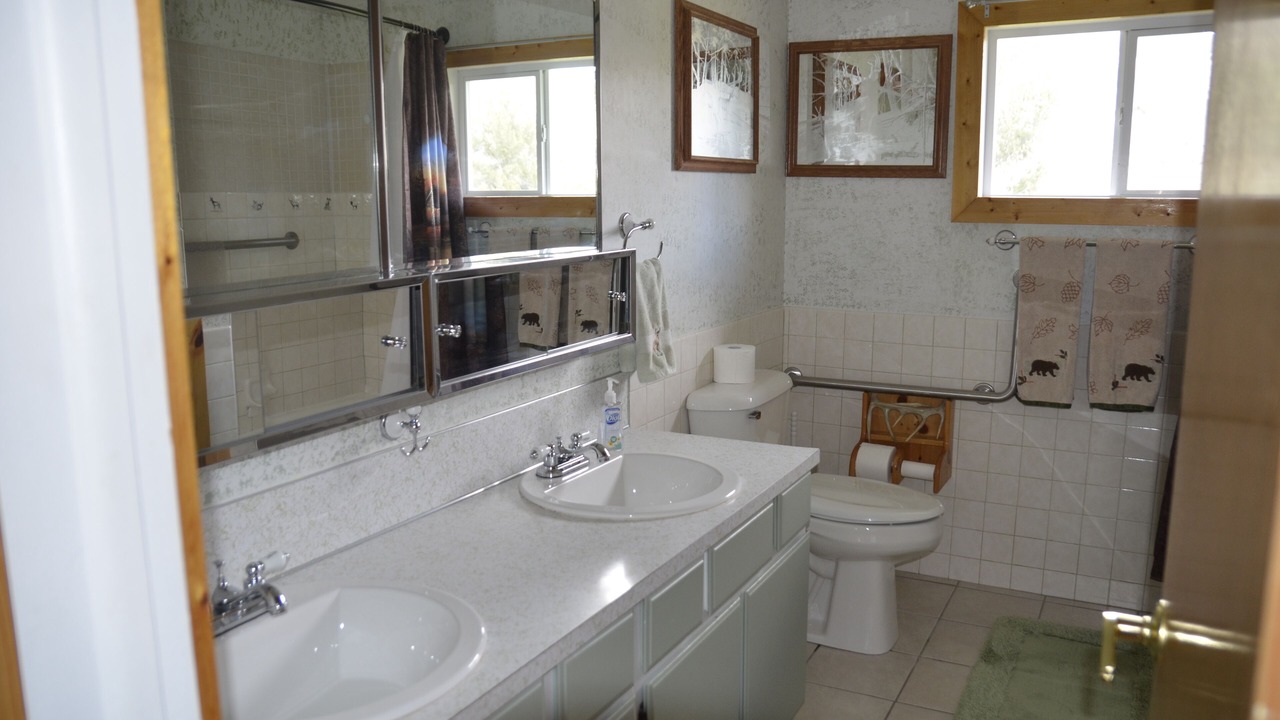 Photo of Bathroom in Gardiner