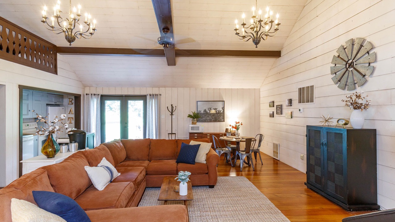 Photo of Livingroom in Brownstown
