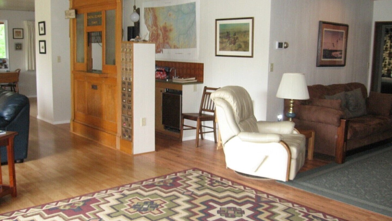 Photo of Livingroom in West Glacier