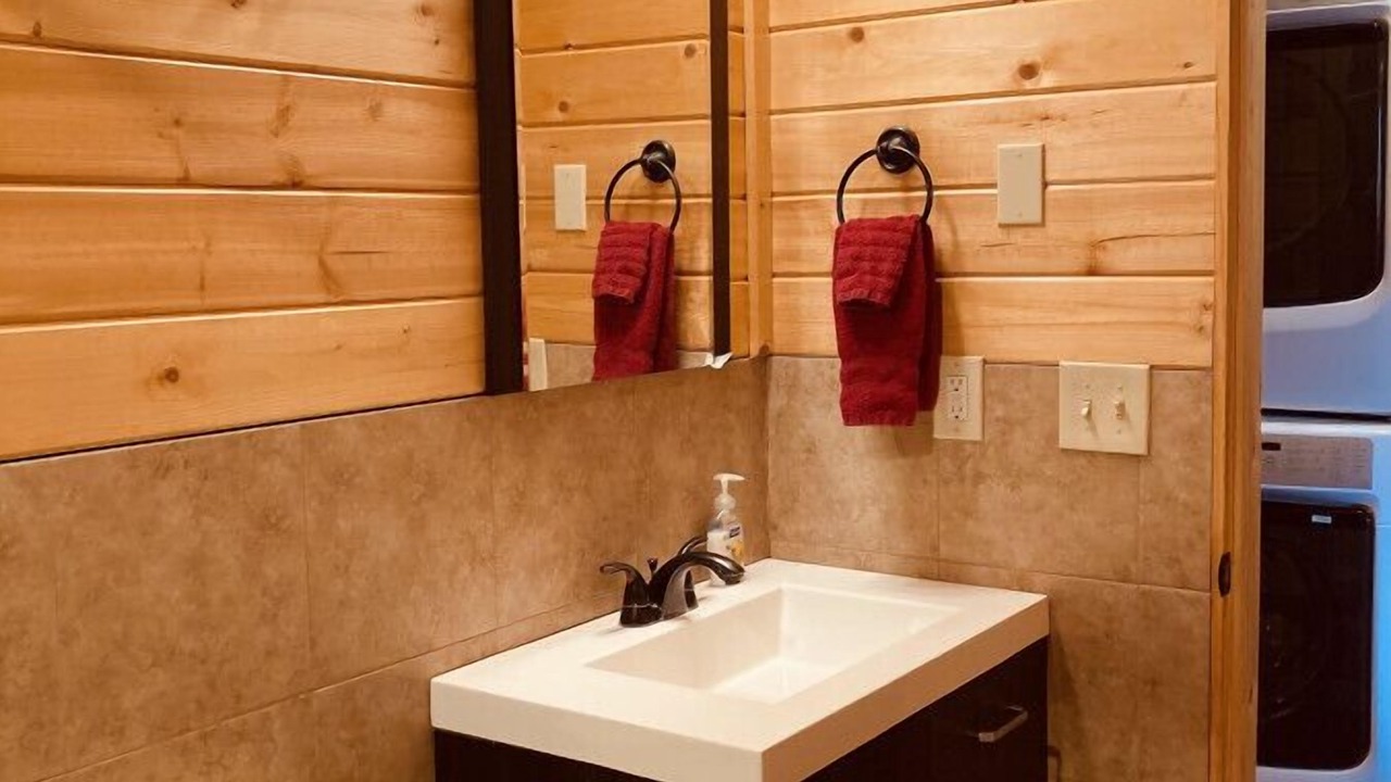 Photo of Bathroom in Island Park