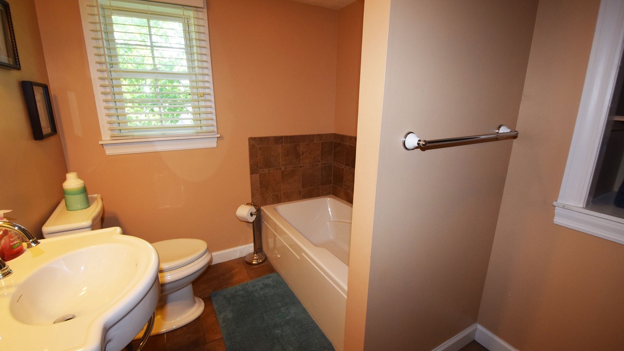 Photo of Bathroom in Lakeview