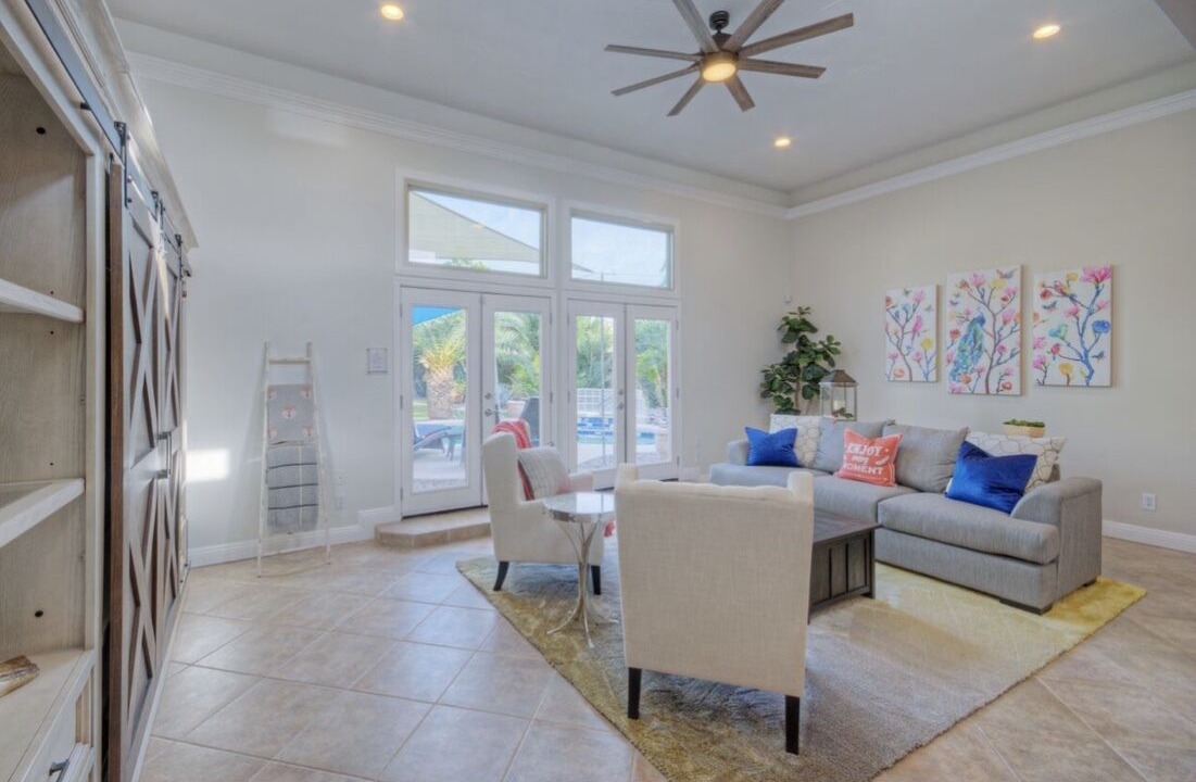 Photo of Livingroom in Honeyridge Manor