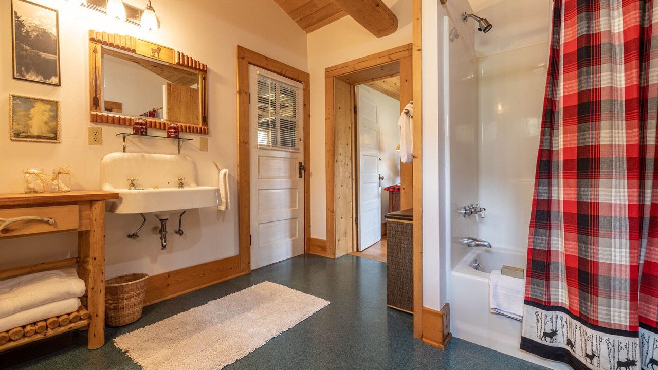 Photo of Bathroom in Wapiti