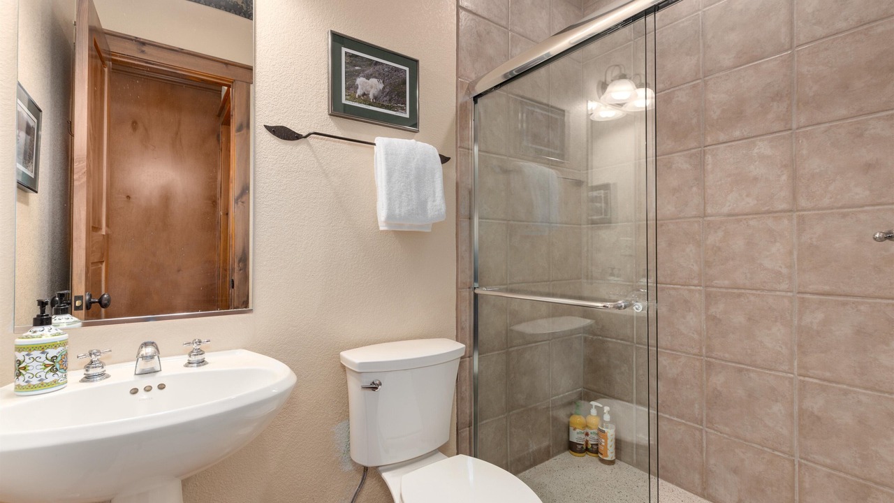 Photo of Bathroom in Four O'Clock