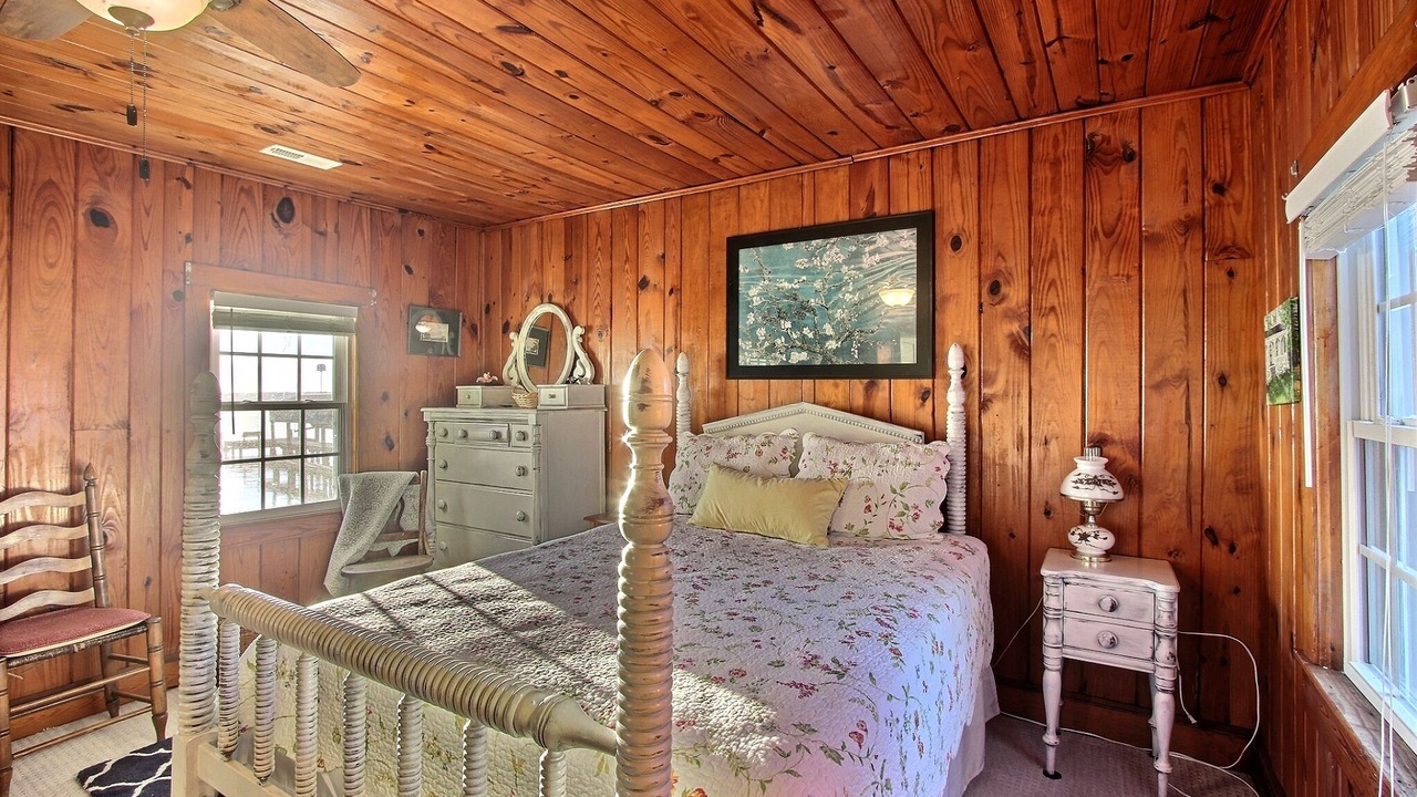 Photo of Bedroom in River Road