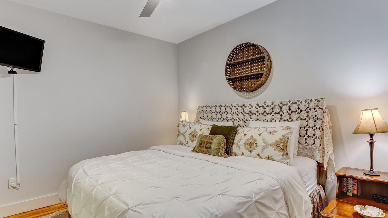 Photo of Bedroom in Historic District - North
