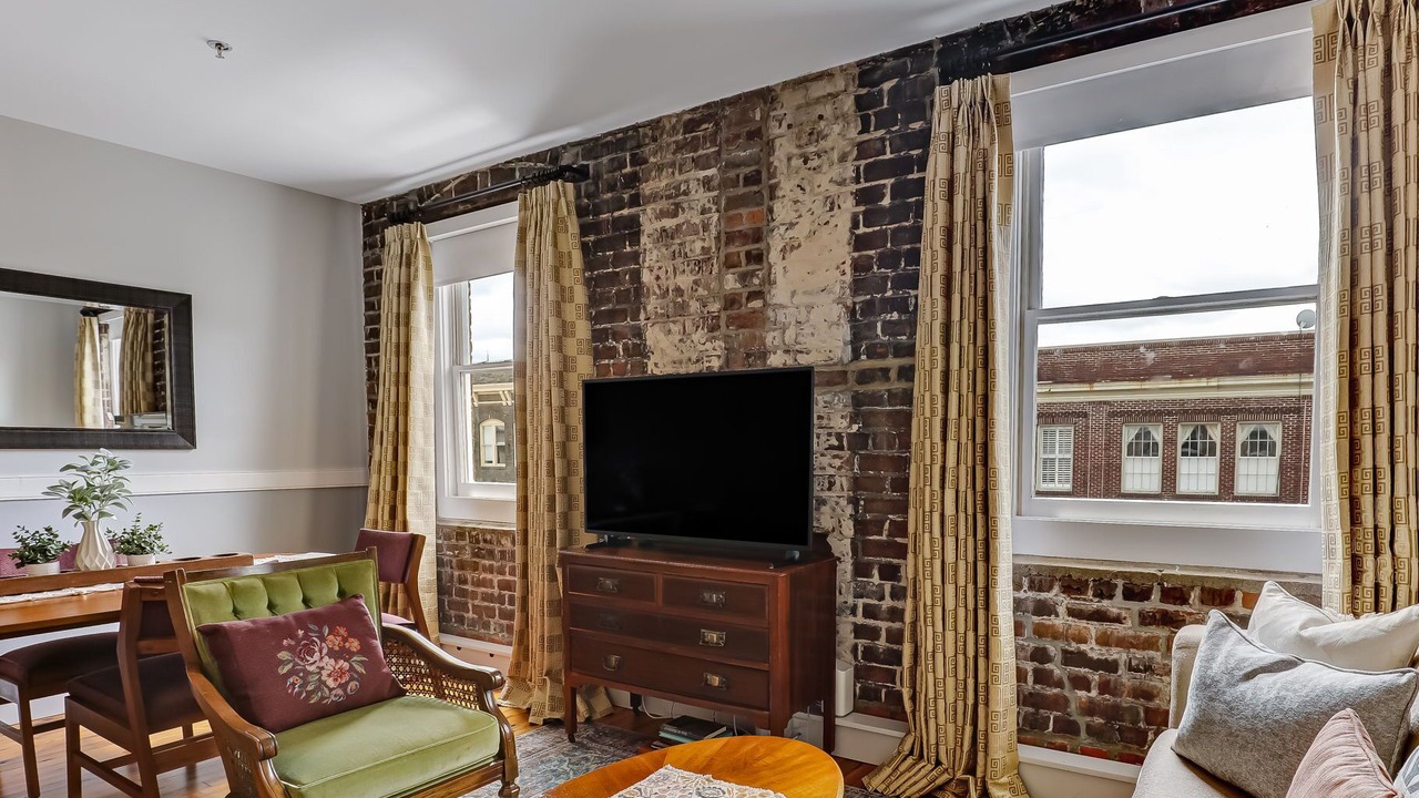 Photo of Livingroom in Historic District - North