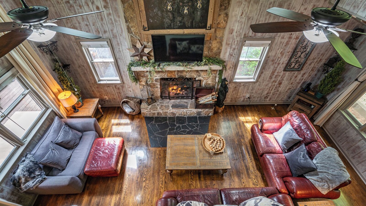Photo of Livingroom in Big Canoe