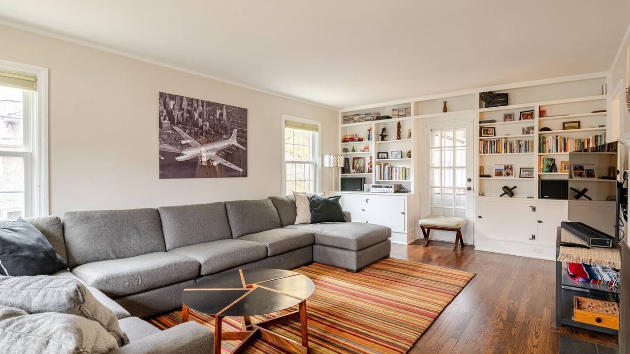 Photo of Livingroom in State College