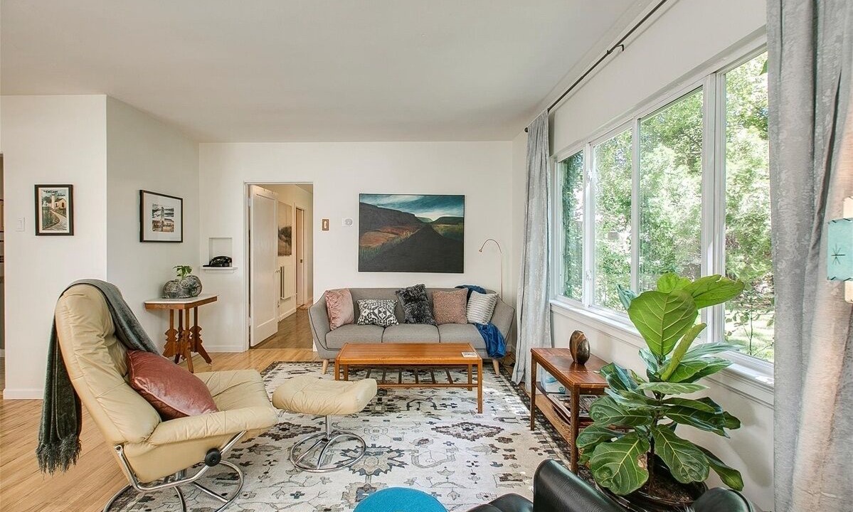 Photo of Livingroom in Depot Bench
