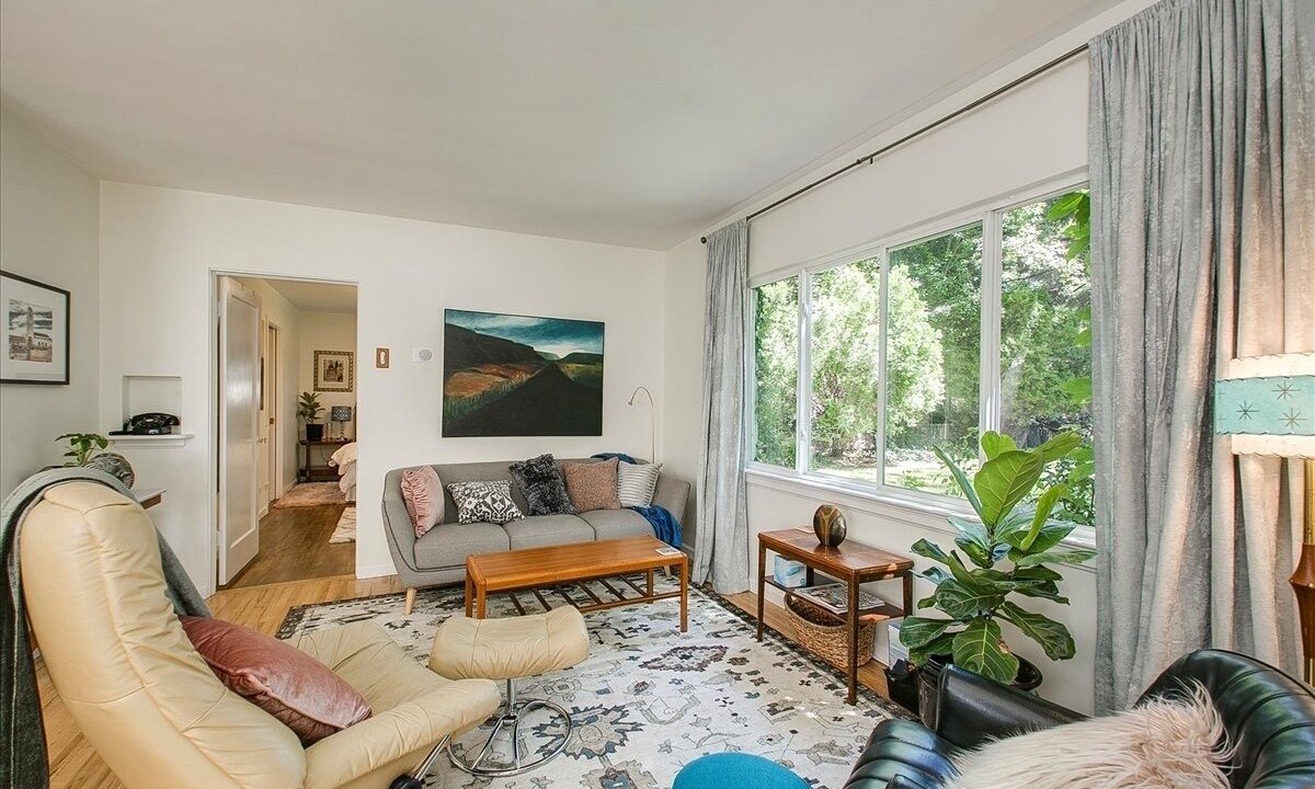 Photo of Livingroom in Depot Bench
