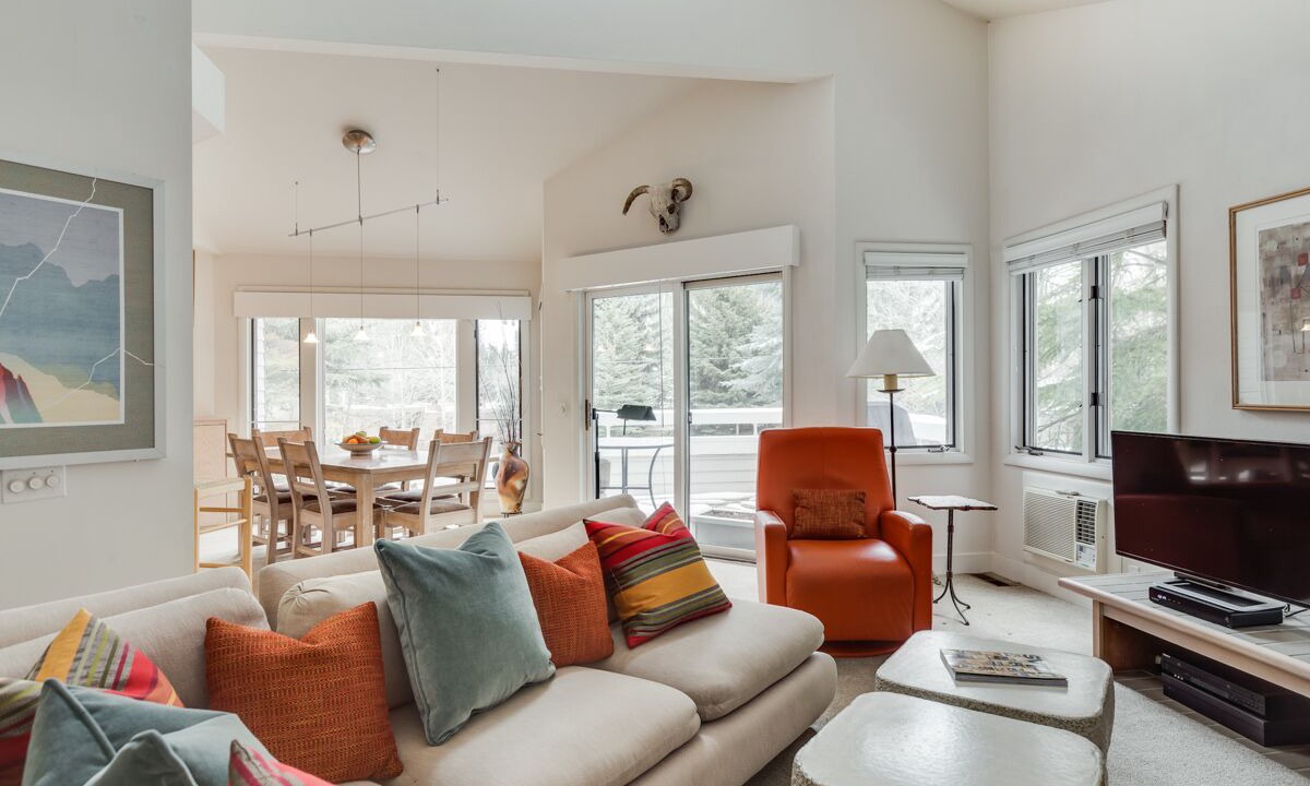 Photo of Livingroom in Warm Springs