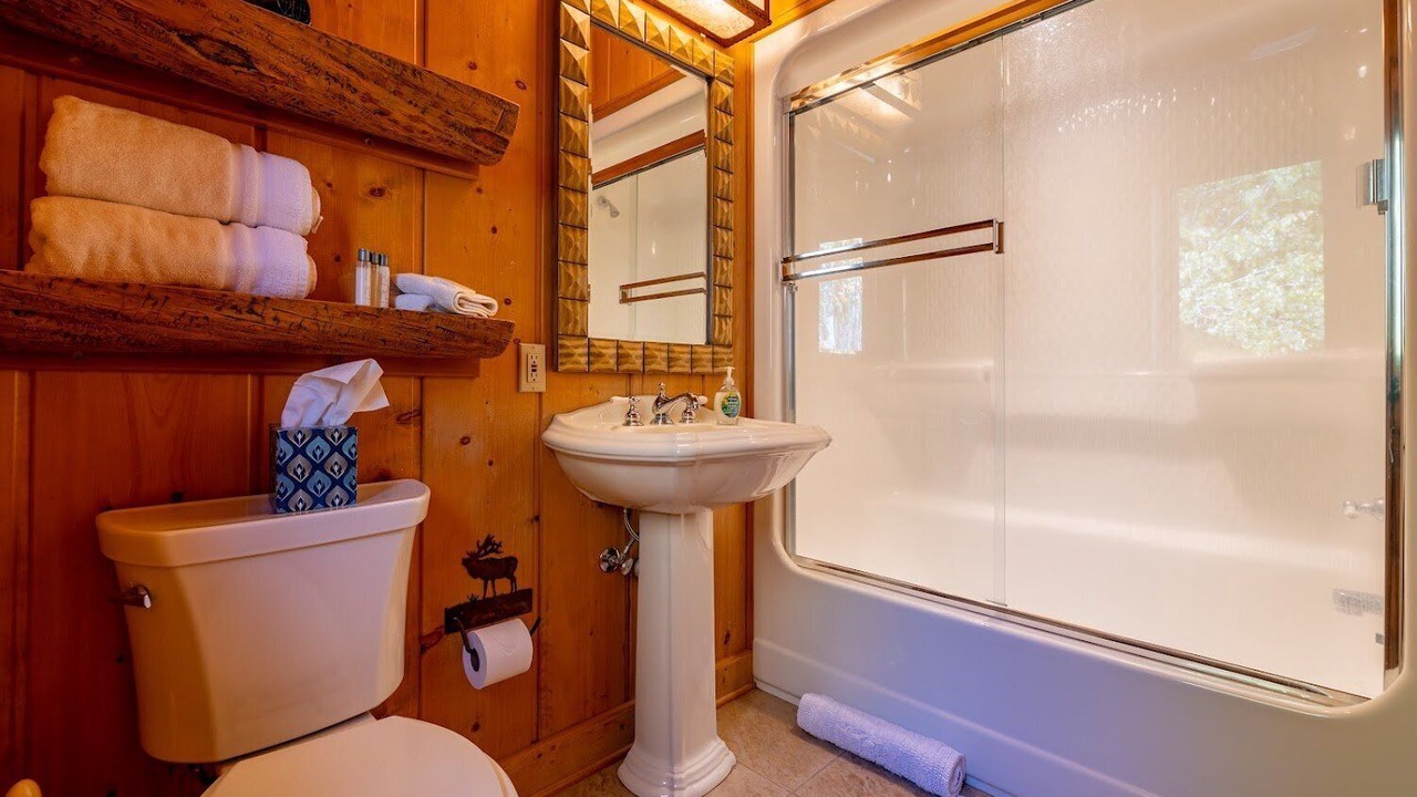 Photo of Bathroom in Wapiti