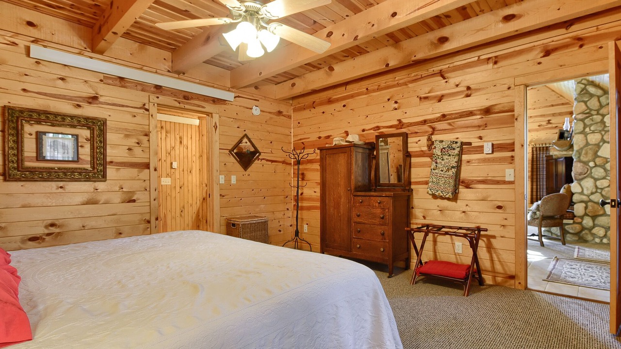 Photo of Bedroom in Lead
