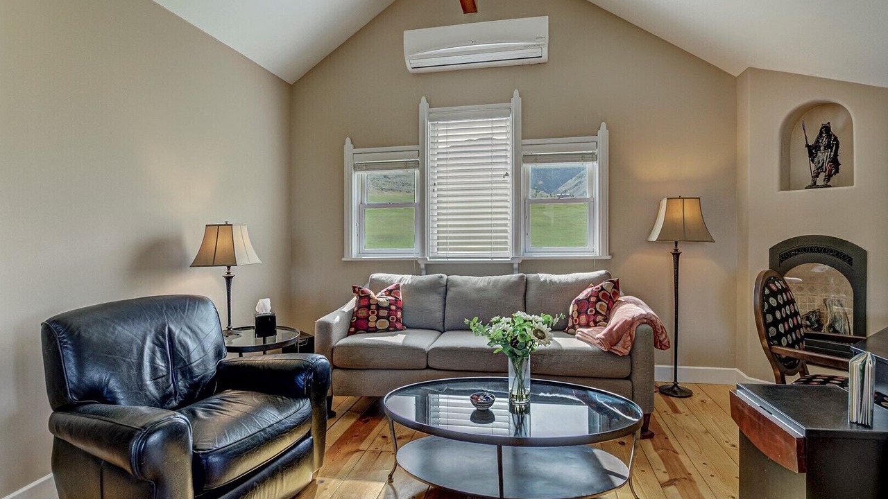 Photo of Livingroom in Salmon