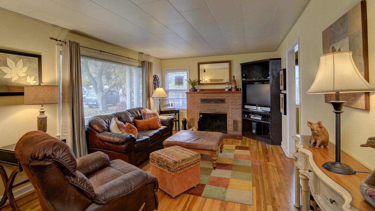 Photo of Livingroom in Depot Bench