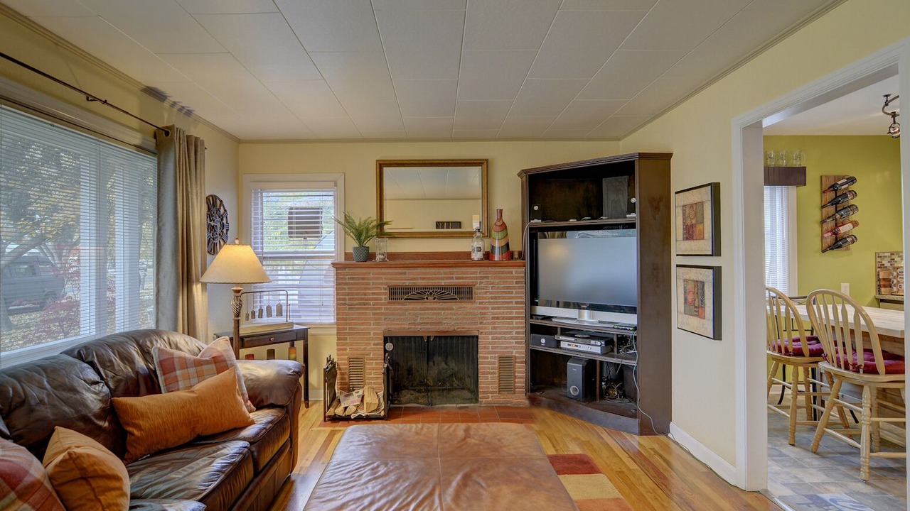 Photo of Livingroom in Depot Bench