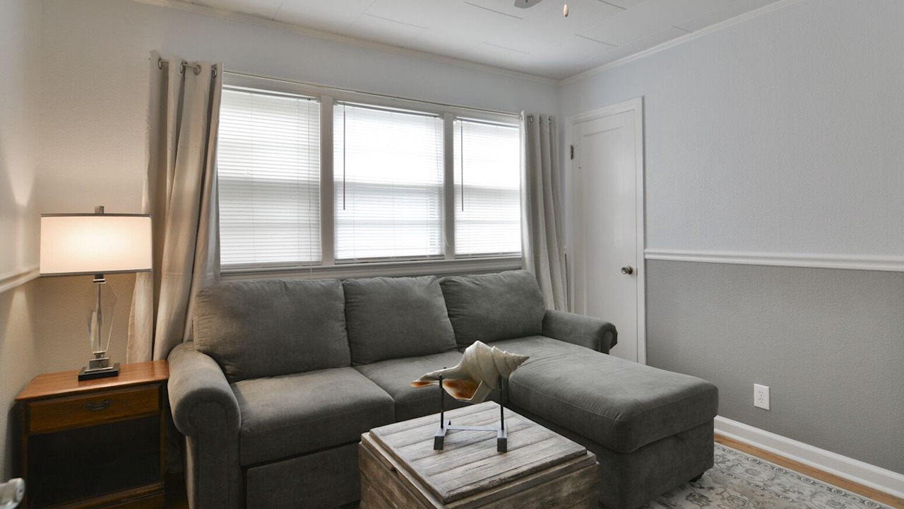 Photo of Livingroom in Depot Bench