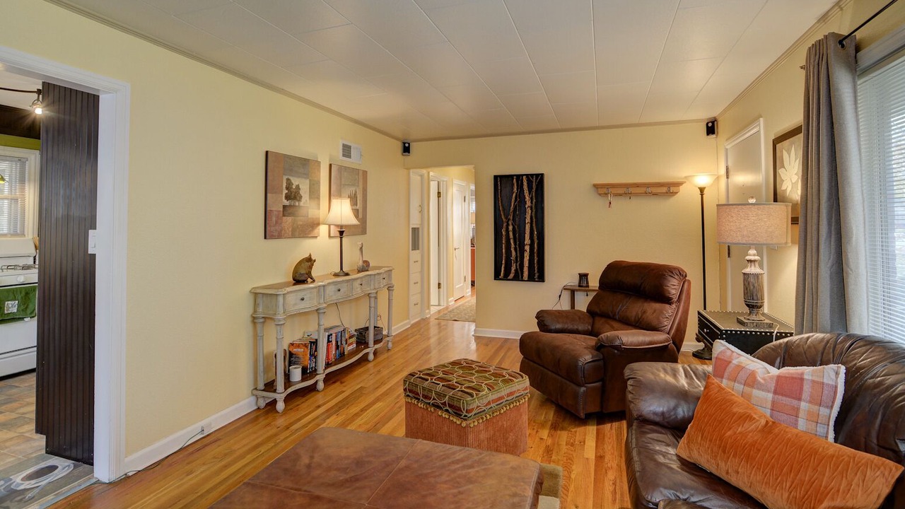 Photo of Livingroom in Depot Bench
