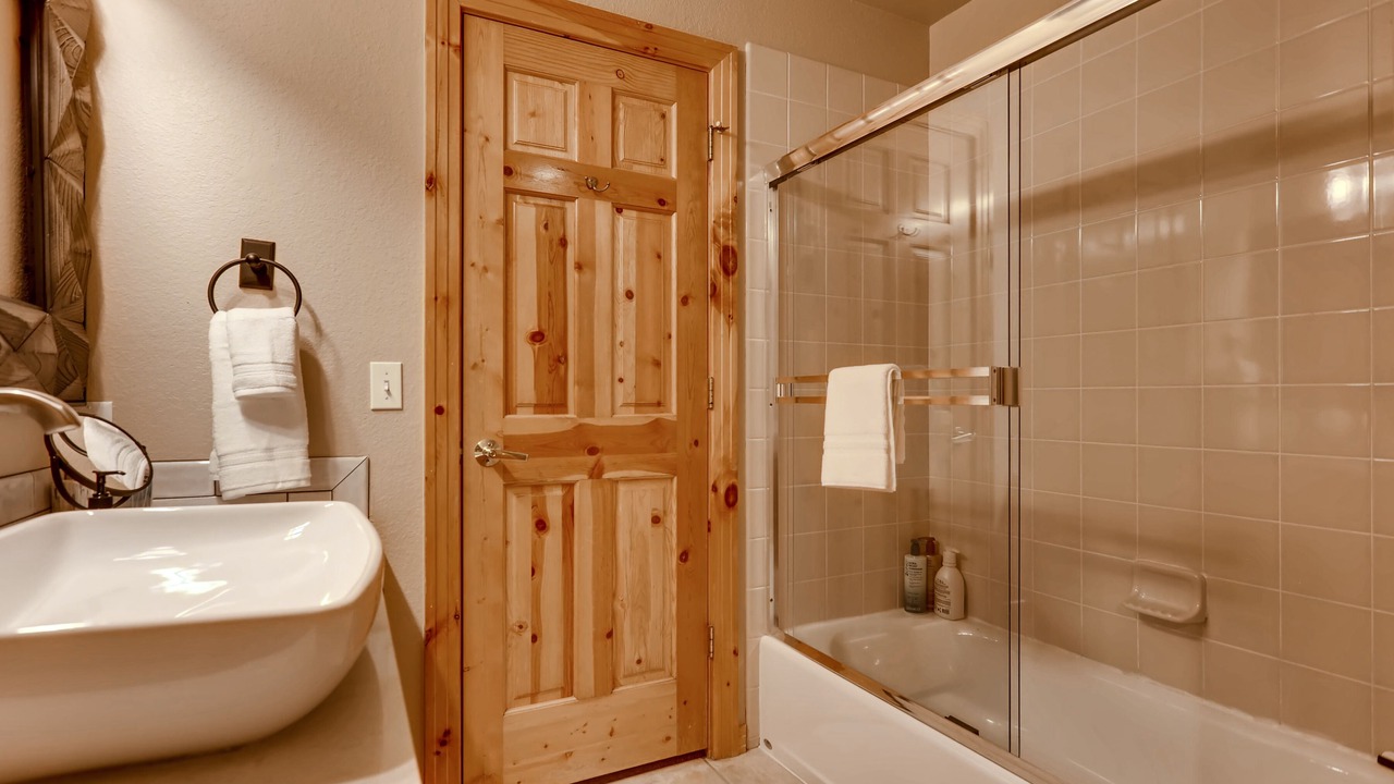Photo of Bathroom in Four O'Clock
