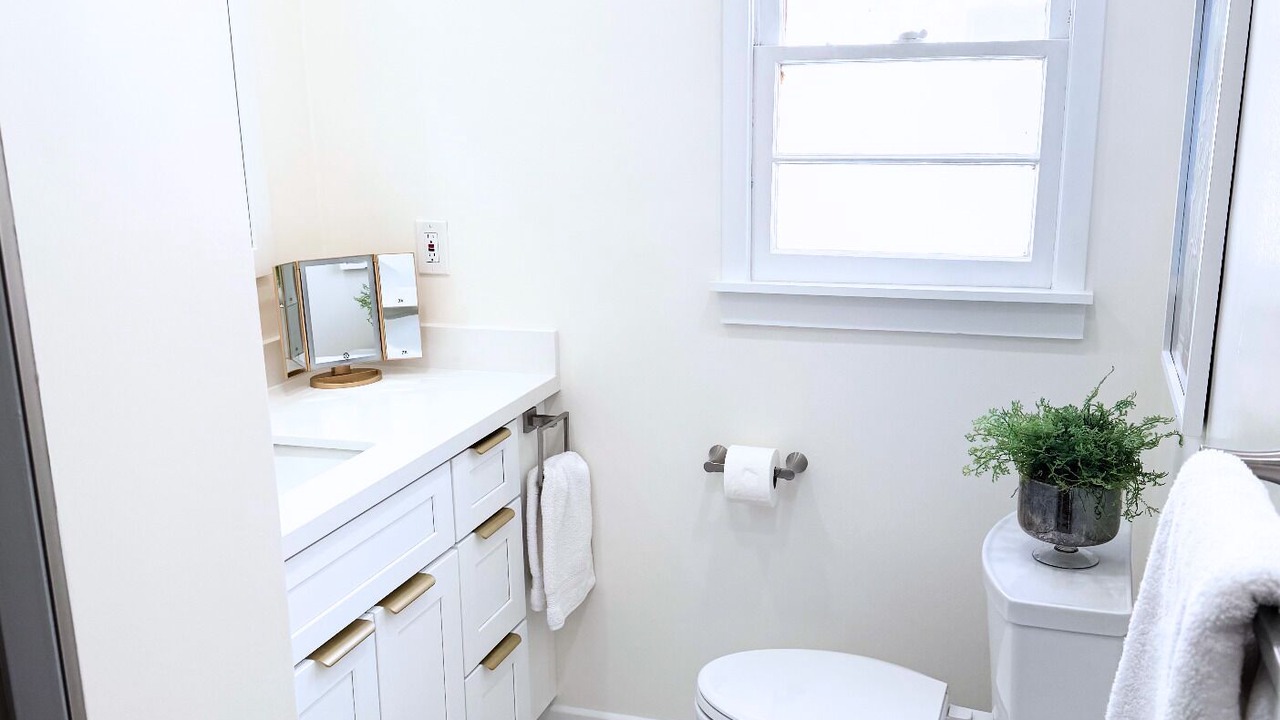 Photo of Bathroom in Mid-Wilshire