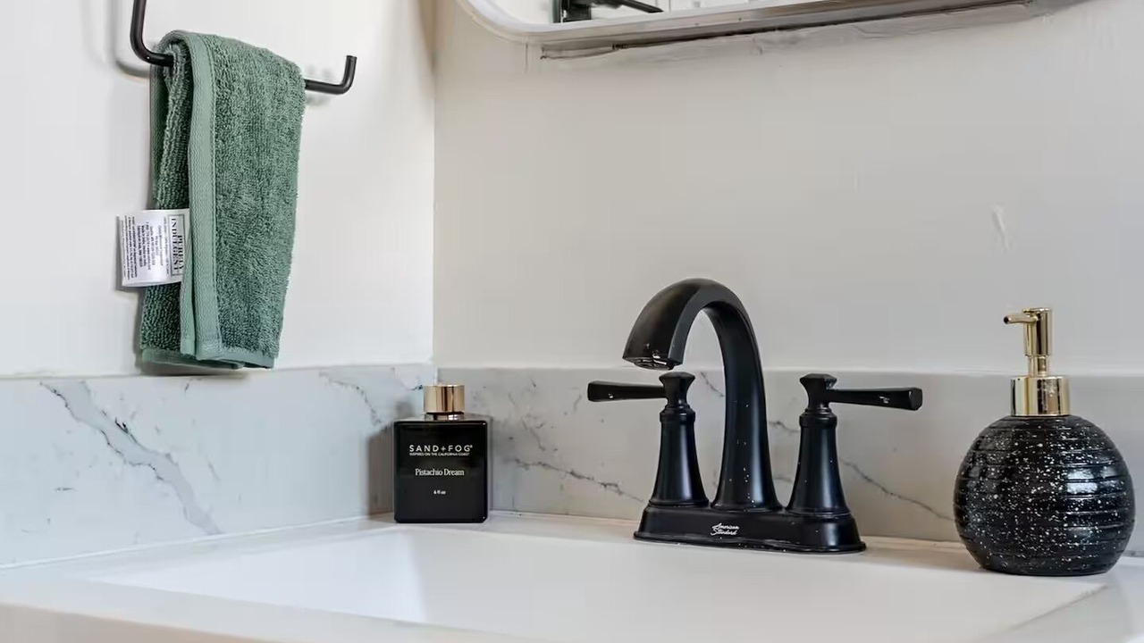 Photo of Bathroom in Central District