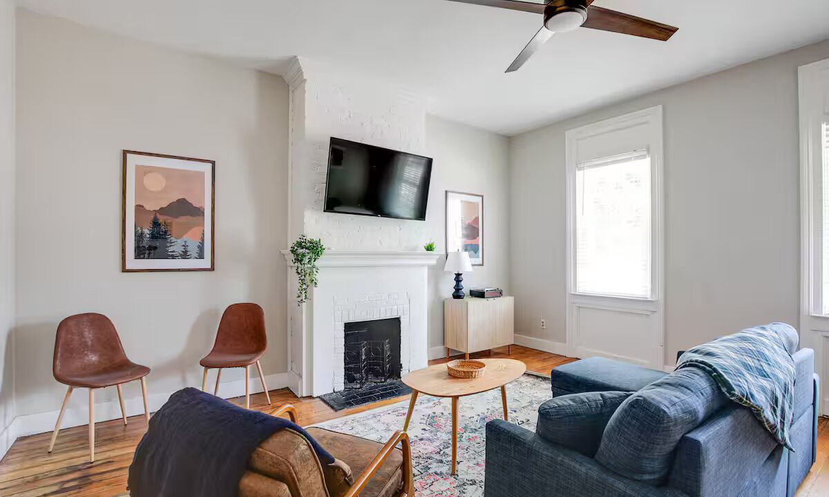 Photo of Livingroom in Monroe Ward