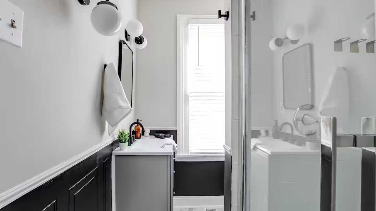 Photo of Bathroom in Monroe Ward