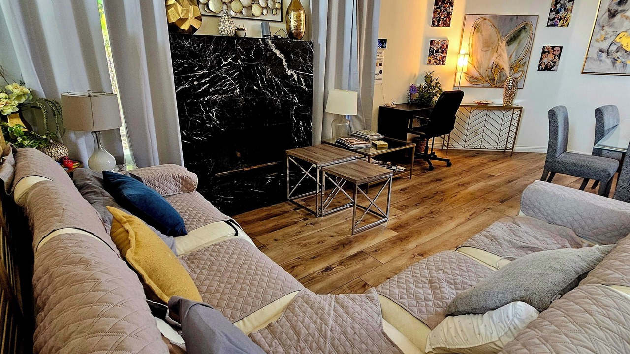 Photo of Livingroom in Valley Glen