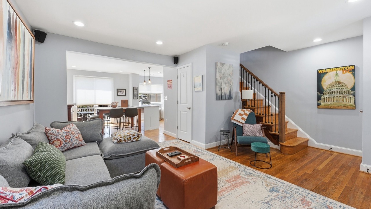 Photo of Livingroom in Lower Central NE