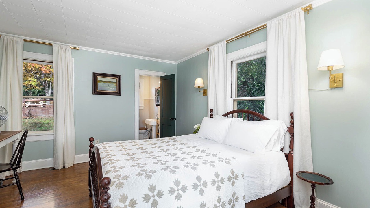Photo of Bedroom in Lemon Springs