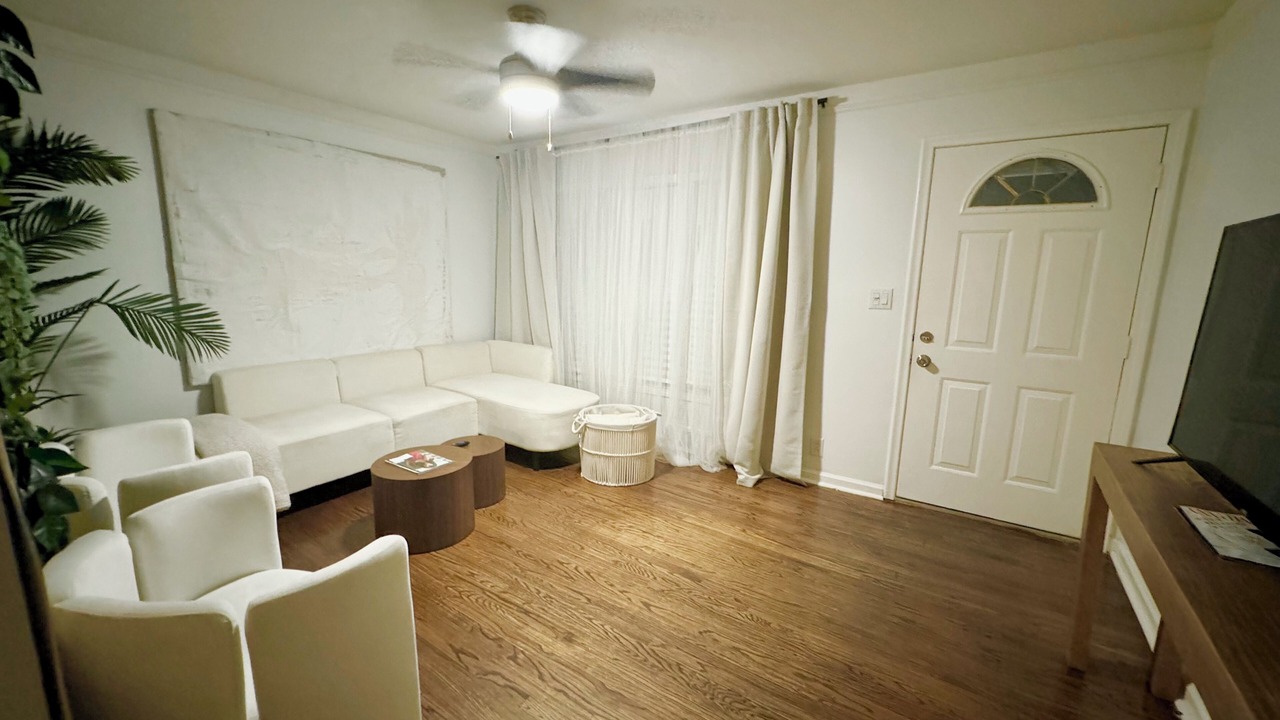 Photo of Livingroom in Redford
