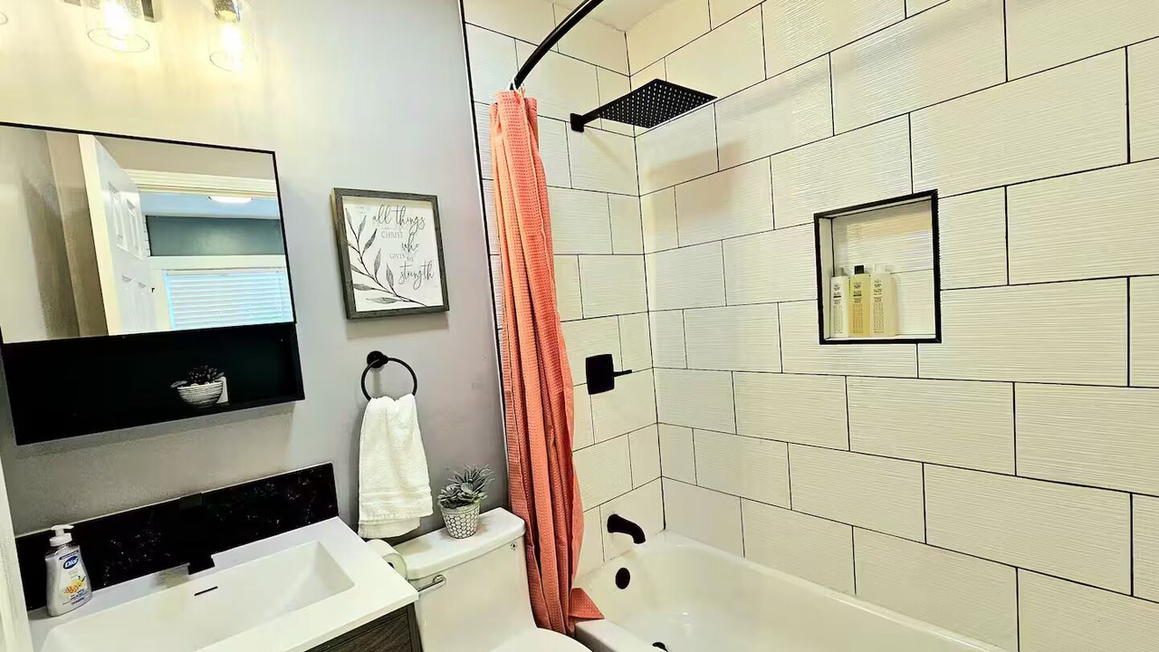 Photo of Bathroom in Lamanda Park
