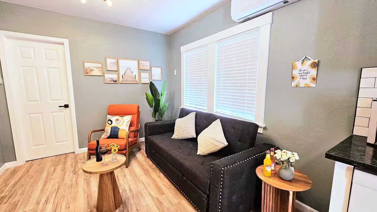 Photo of Livingroom in Lamanda Park