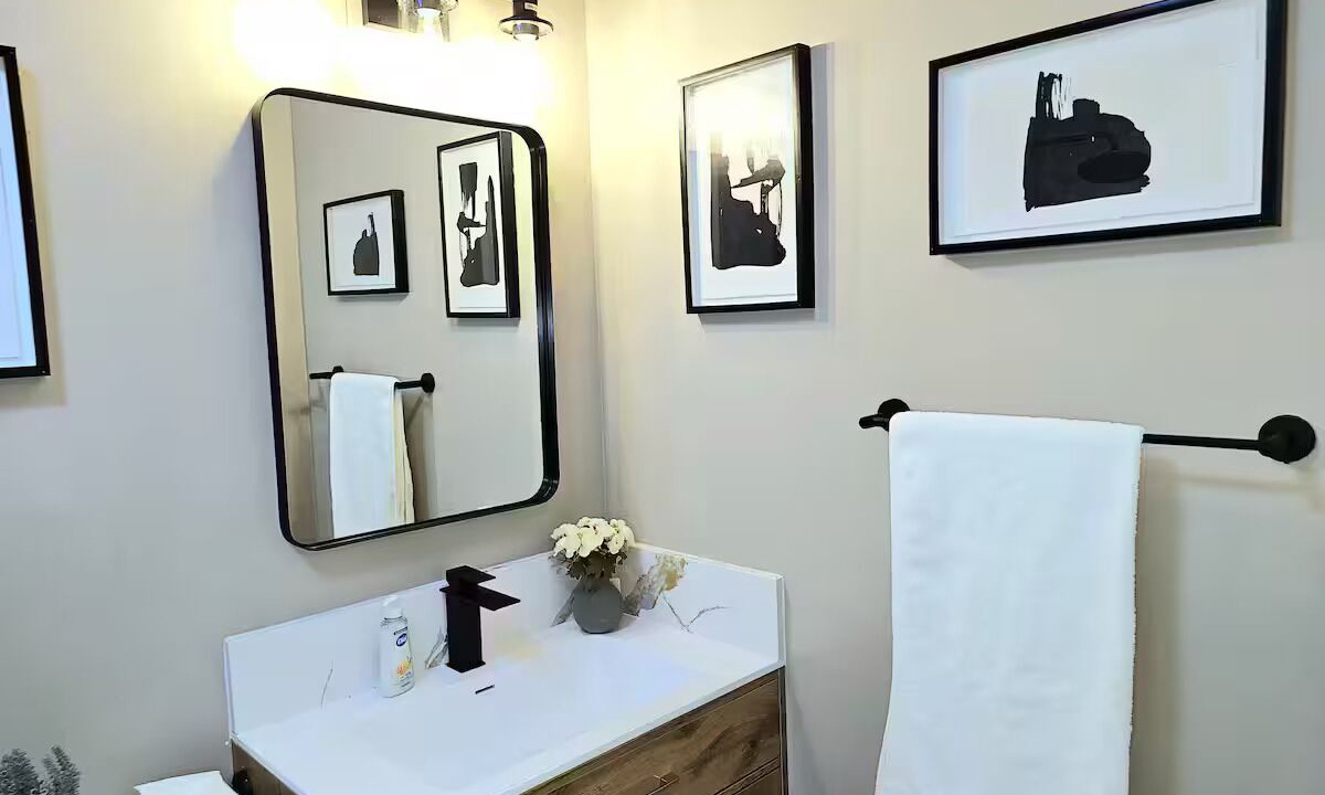 Photo of Bathroom in Lamanda Park