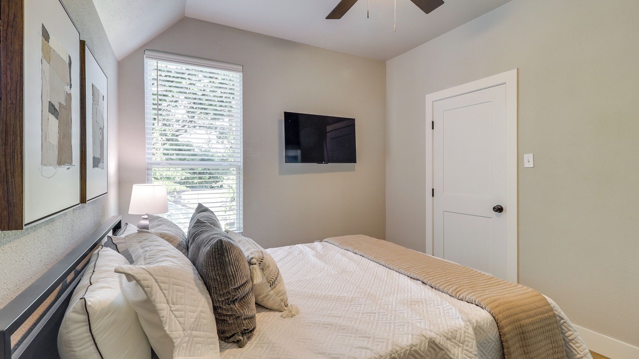 Photo of Bedroom in Central Arlington