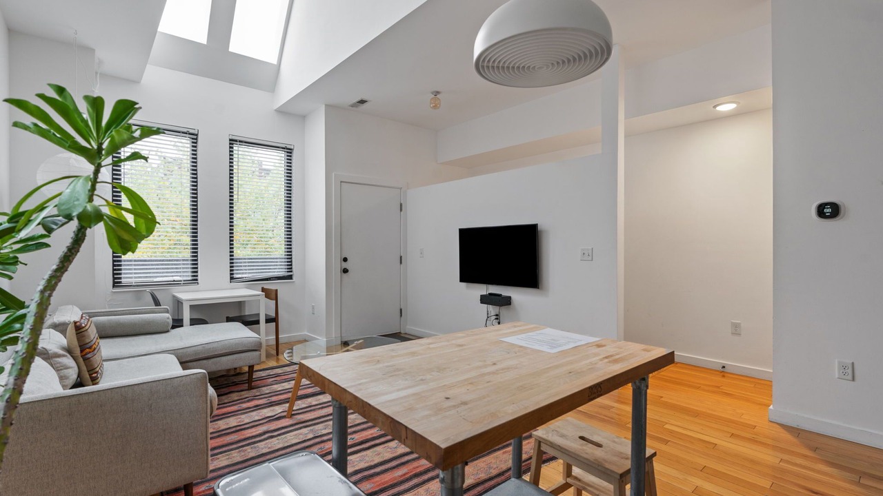 Photo of Livingroom in Monroe Ward