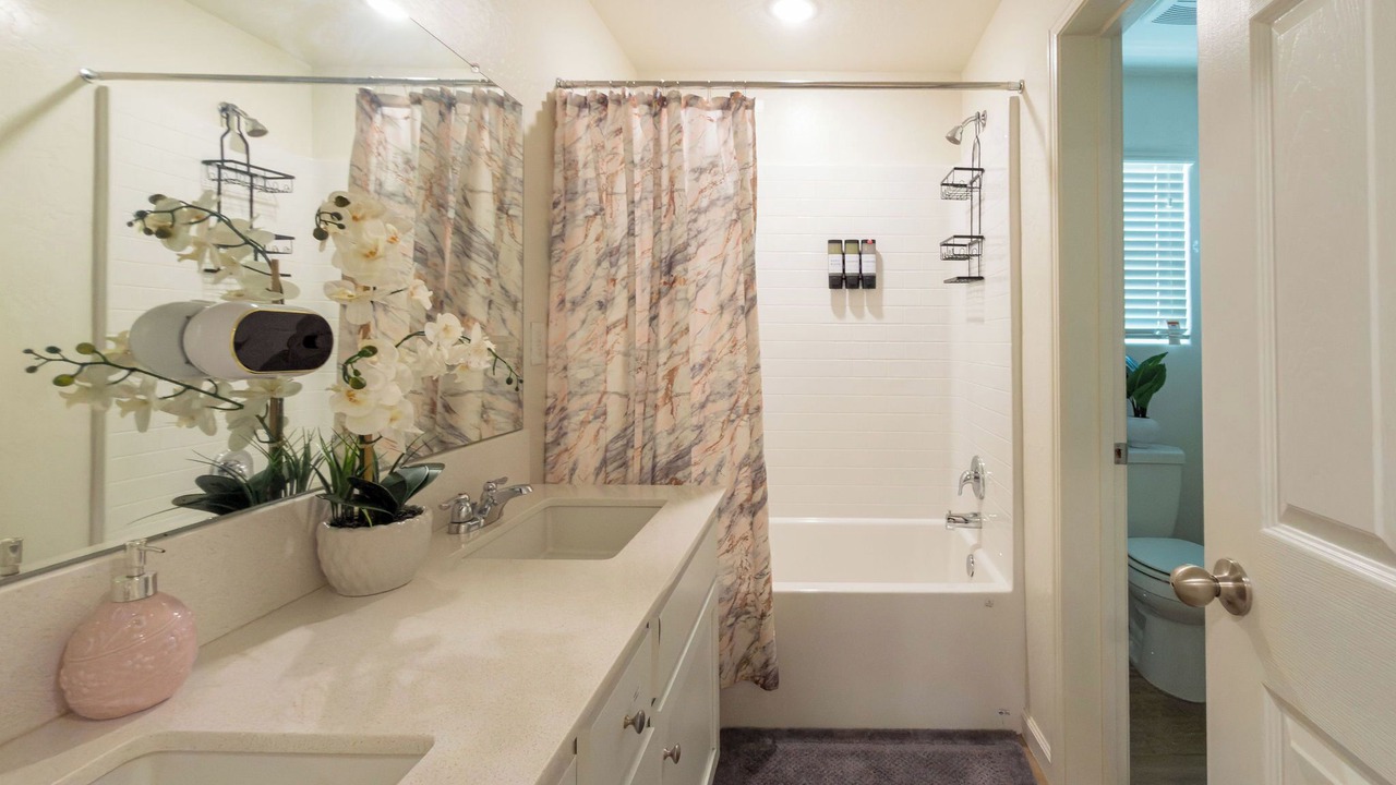 Photo of Bathroom in Raisin
