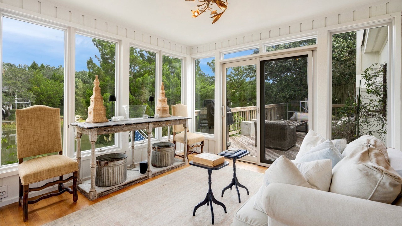 Photo of Livingroom in Debordieu Colony