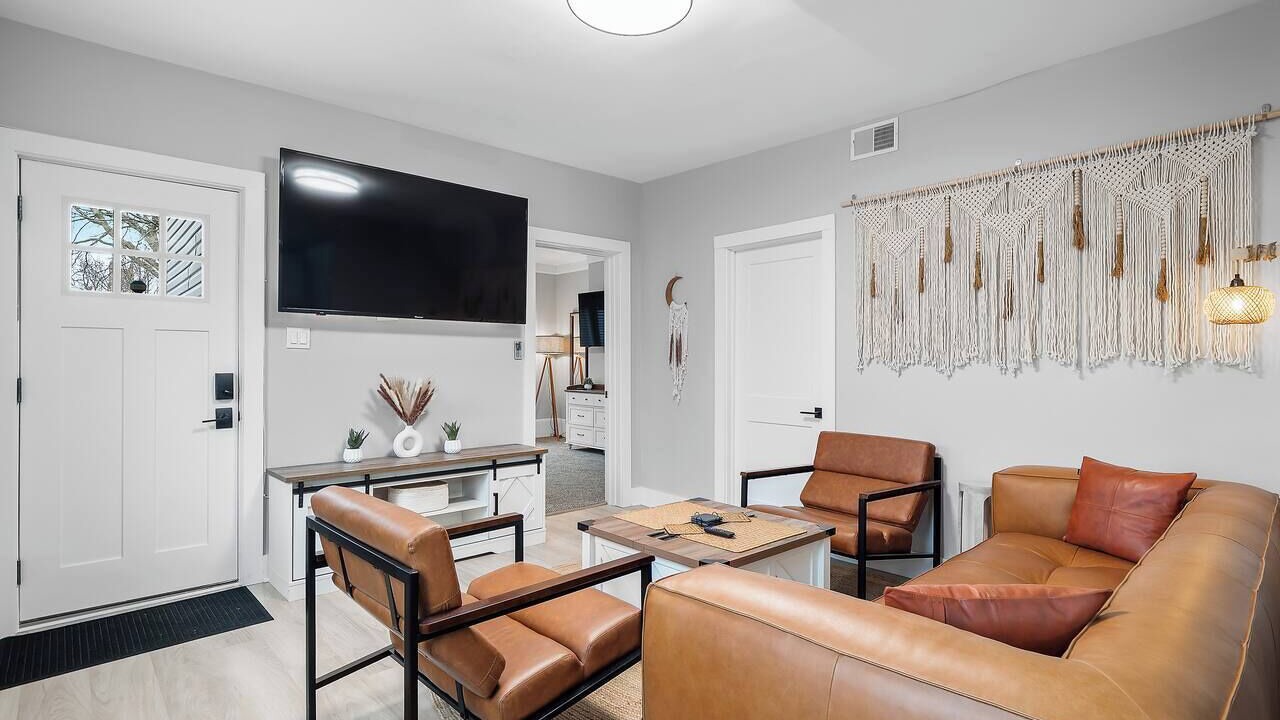 Photo of Livingroom in Detroit - Shoreway