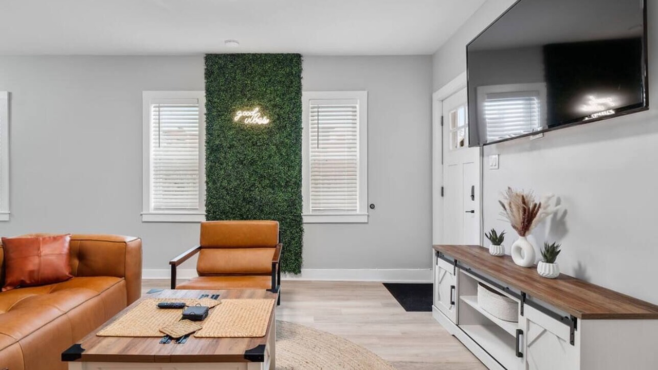 Photo of Livingroom in Detroit - Shoreway