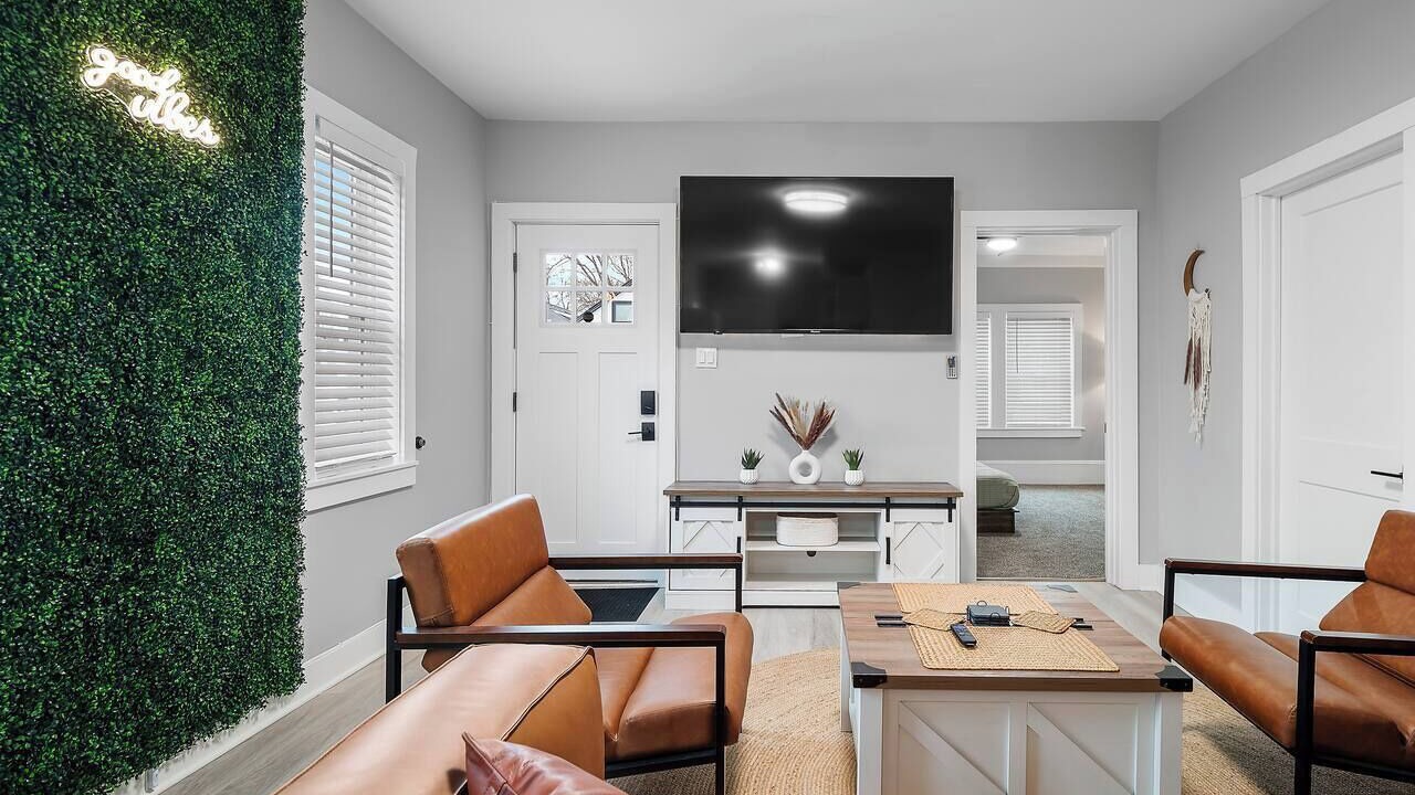 Photo of Livingroom in Detroit - Shoreway