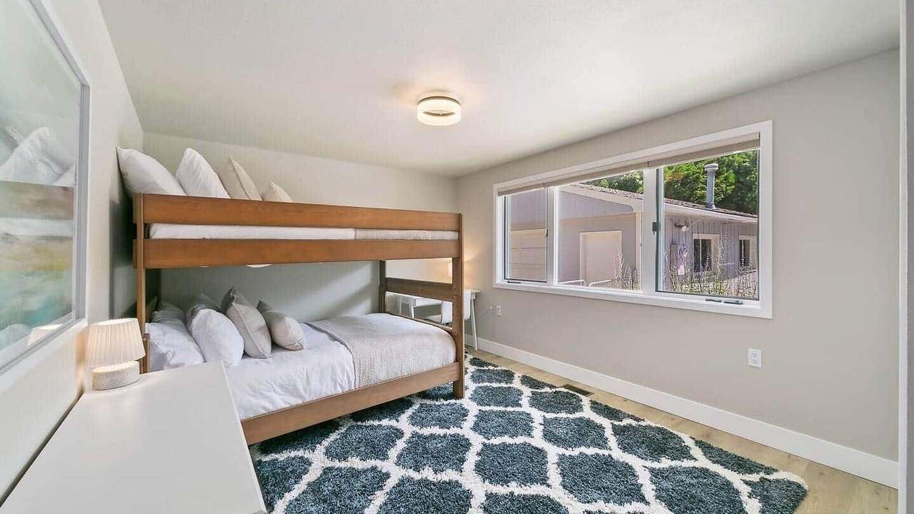 Photo of Bedroom in Depot Bench