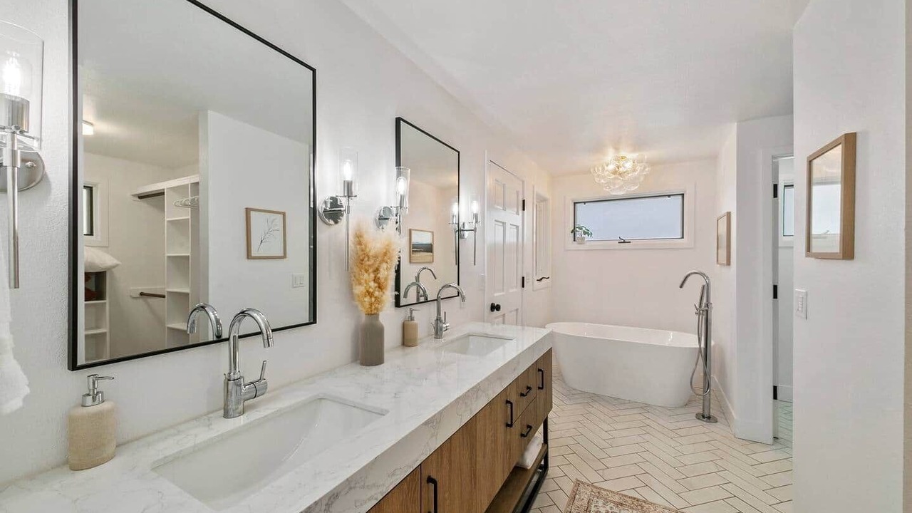 Photo of Bathroom in Depot Bench